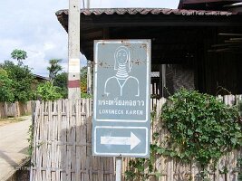 Im Dorf der Padong-01