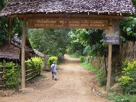 Im Dorf der Padong-04