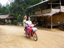Im Dorf der Padong-06