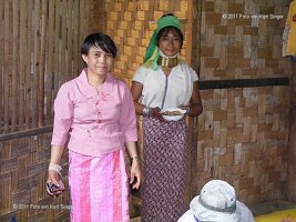 Im Dorf der Padong-24