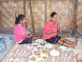 Im Dorf der Padong-30