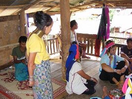 Im Dorf der Padong-34