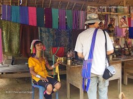 Im Dorf der Padong-37